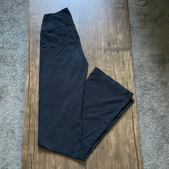 Small back Aerie flare leggings - Picture 1 of 2